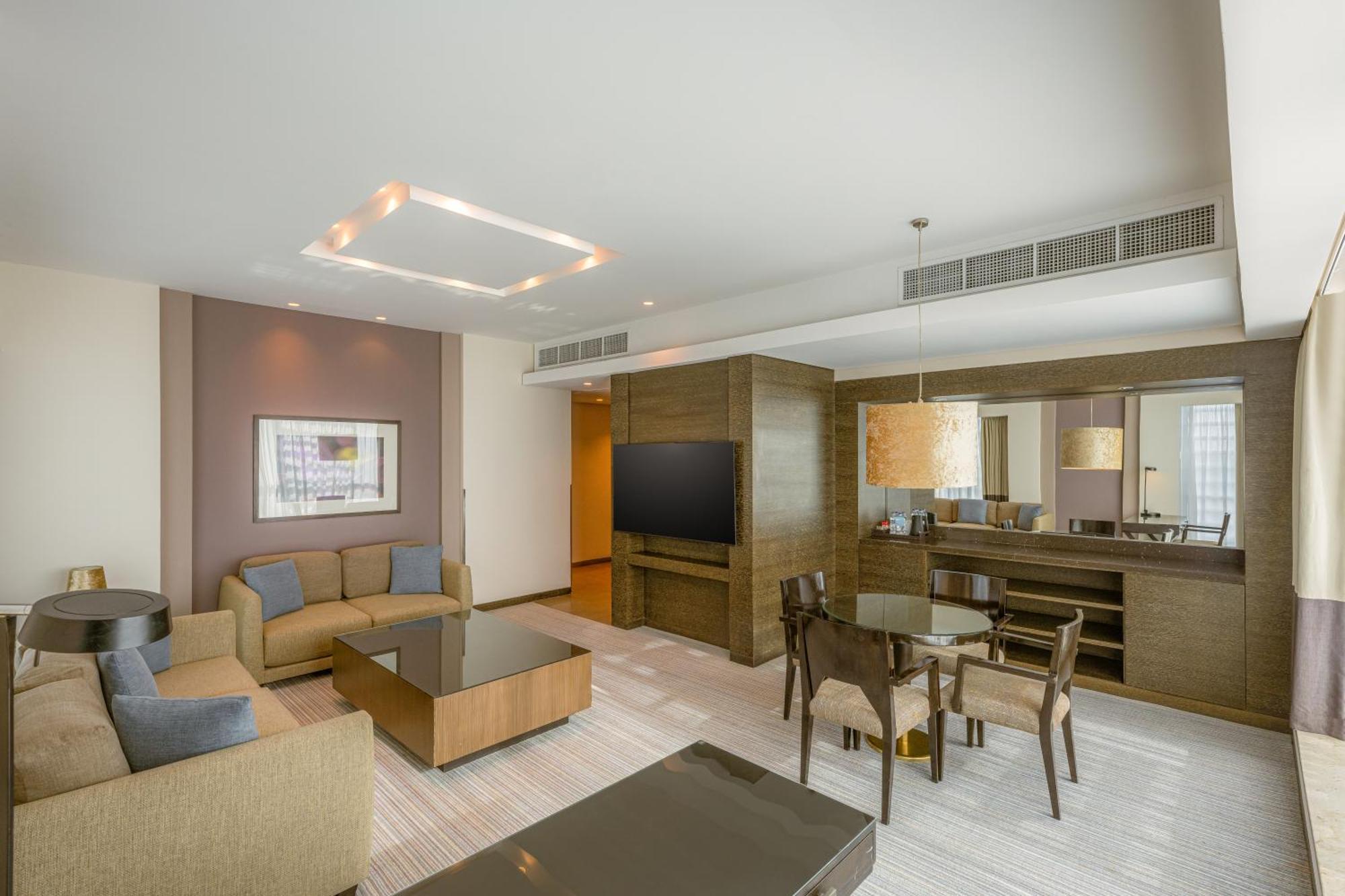 Four Points By Sheraton Al Ain Ngoại thất bức ảnh Suite at the hotel