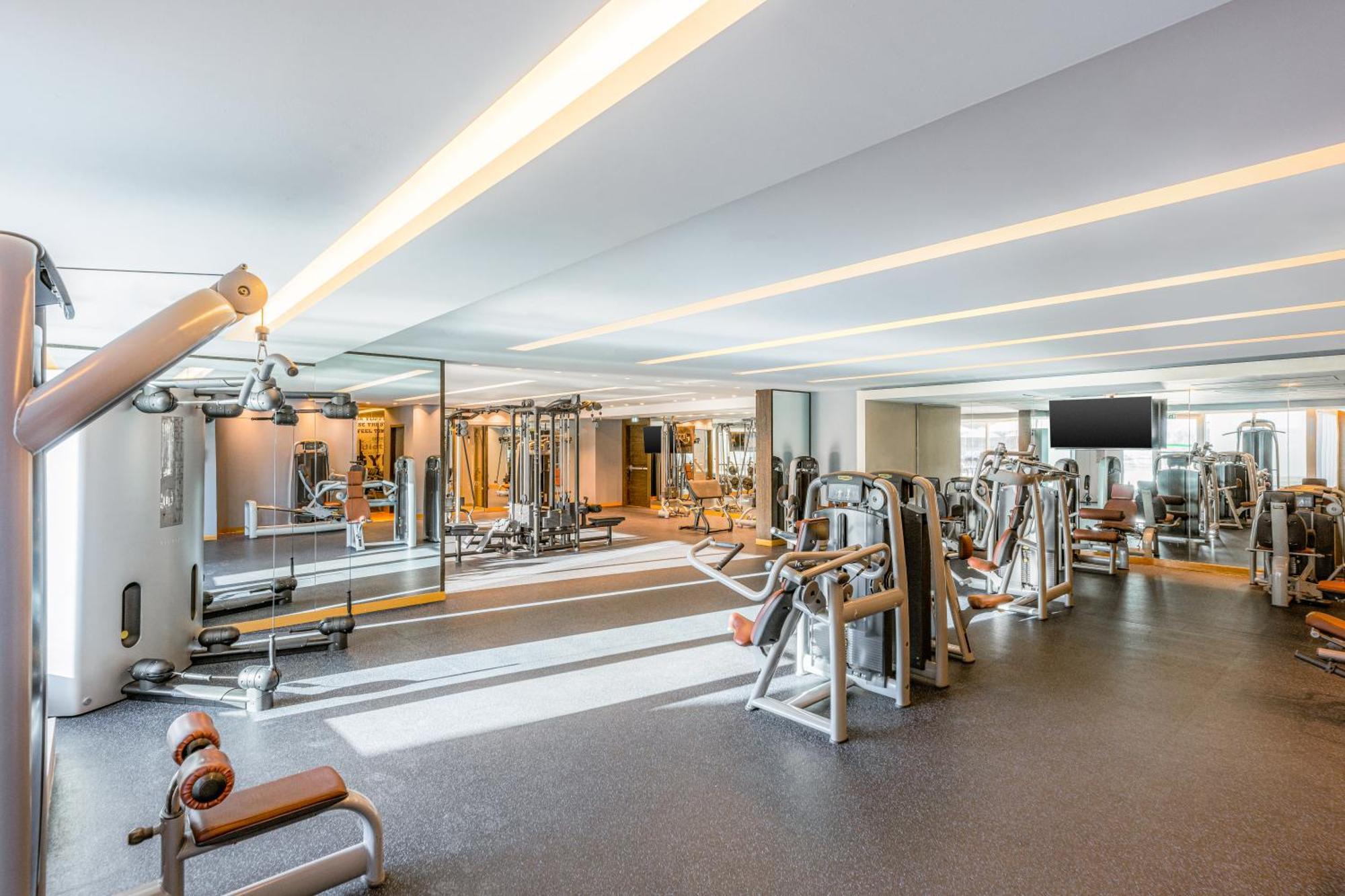 Four Points By Sheraton Al Ain Ngoại thất bức ảnh The gym at the hotel