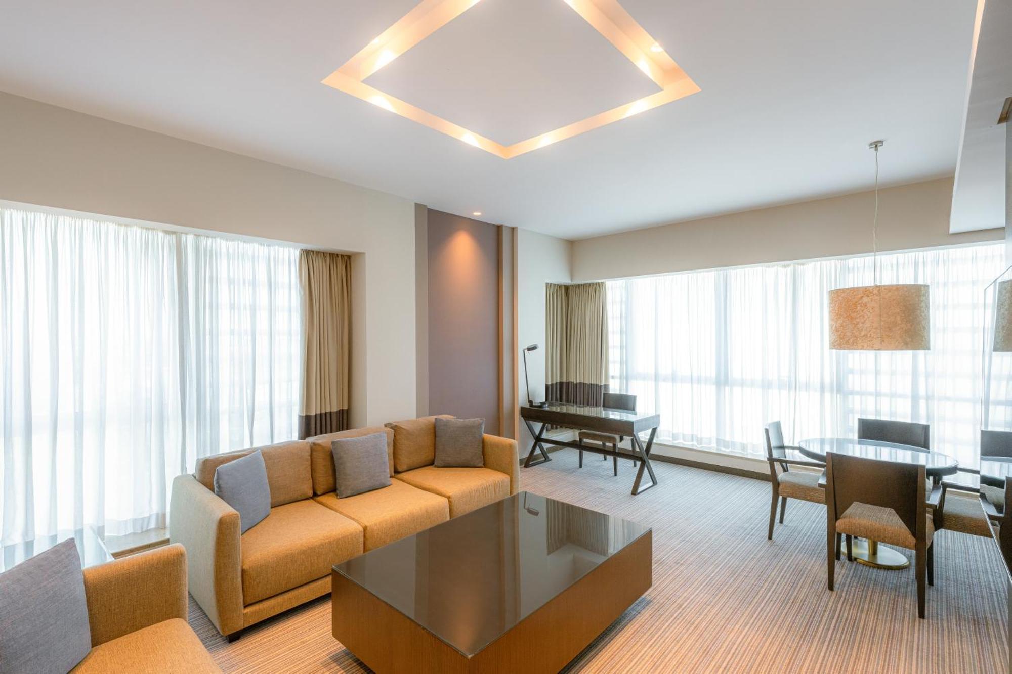 Four Points By Sheraton Al Ain Ngoại thất bức ảnh A suite at the hotel