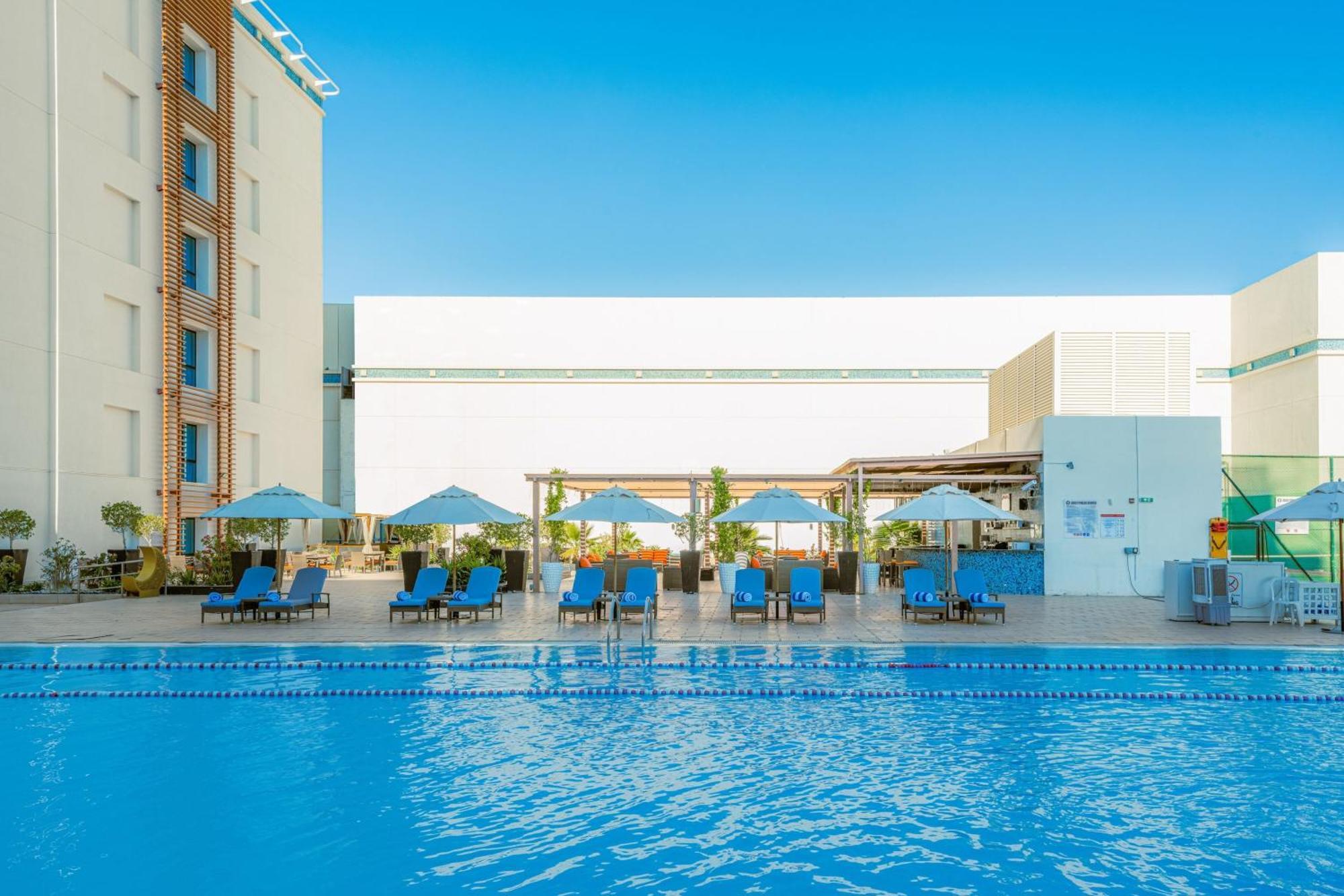 Four Points By Sheraton Al Ain Ngoại thất bức ảnh The swimming pool at the hotel