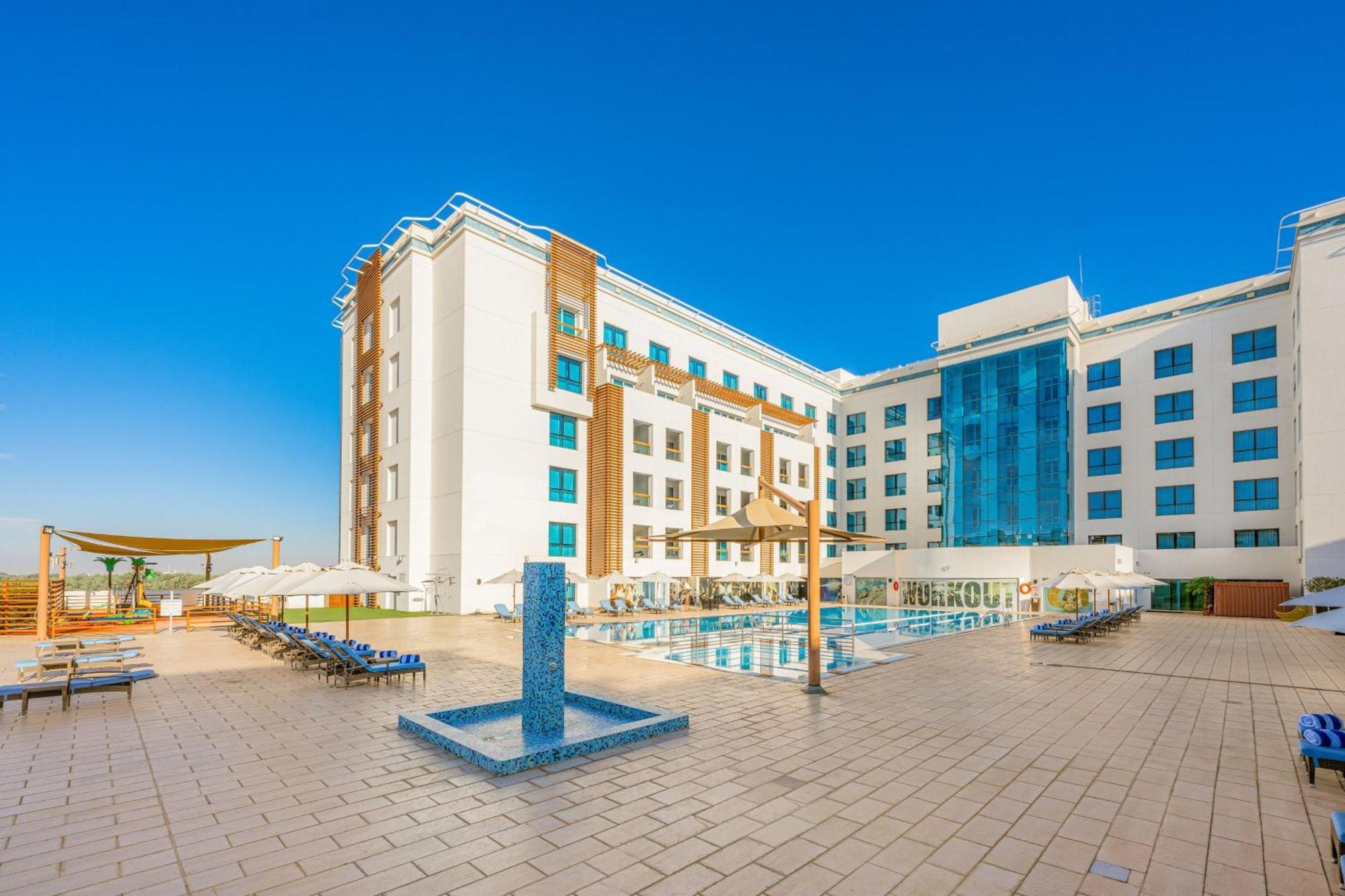 Four Points By Sheraton Al Ain Ngoại thất bức ảnh The hotel's swimming pool