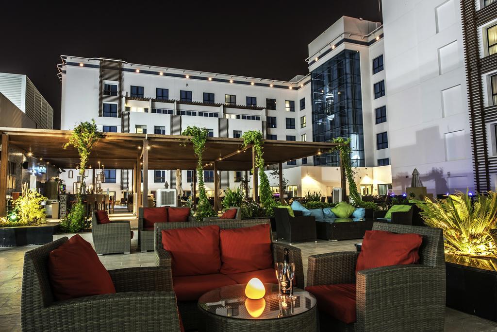 Four Points By Sheraton Al Ain Ngoại thất bức ảnh The hotel's rooftop lounge